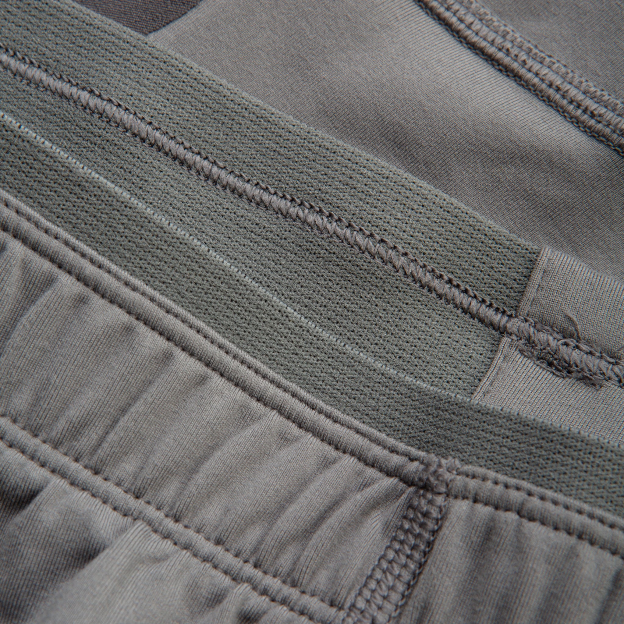 210000045281-arcteryx-m_rho_lt_bottom-grey-d3